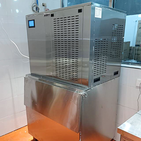 500公斤片冰機前吸風交付重慶某大酒店