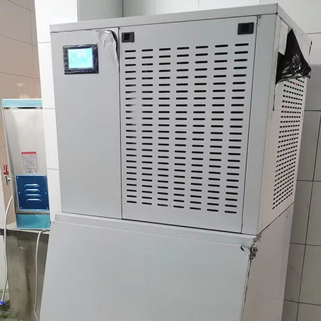 300公斤純雪花制冰機(jī)交付重慶某購(gòu)物中心