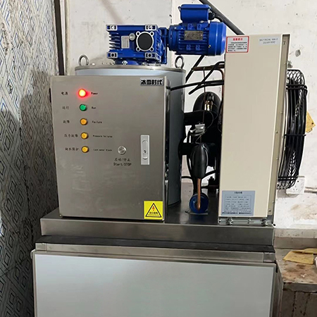 300公斤片冰機交付浙江仙居某水產店