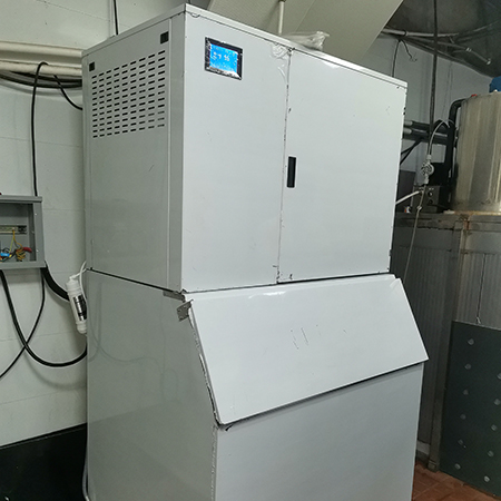 1噸純雪花制冰機(jī)交付鄭州某海鮮自助餐連鎖店