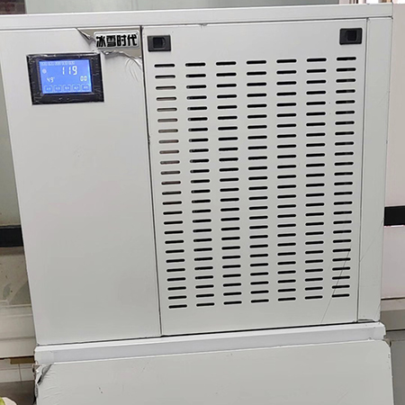 300公斤前吸風(fēng)純雪花制冰機(jī)交付山東某海鮮火鍋店