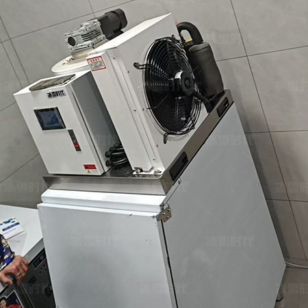 300公斤片冰機(jī)交付河北石家莊某火鍋店