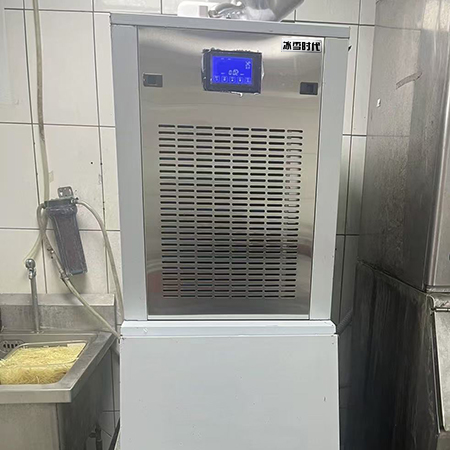 300公斤雪花制冰機(jī)交付鄭州某三文魚(yú)刺身店